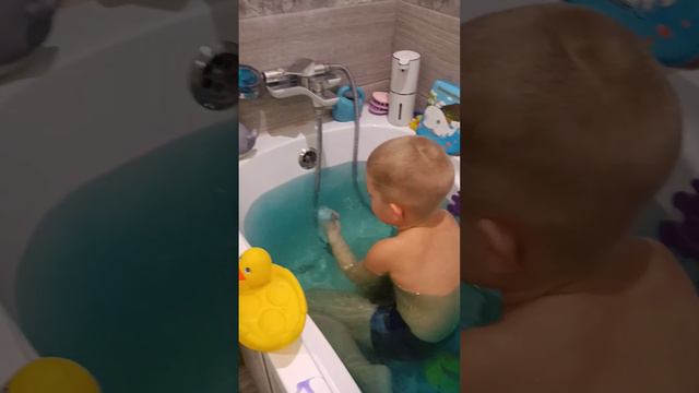 бурлящий шар с сюрпризом для ванны, весёлое купание смотреть онлайн