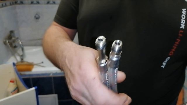 РЕМОНТ КРАНА СМЕСИТЕЛЯ | ЗАМЕНА ГИБКОЙ ПОДВОДКИ | СВОИМИ РУКАМИ смотреть онлайн