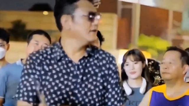 ?♫♪ ??Красавец-СердцеЕд ? танцует Тибетский «Гочжуан» в Чэнду под хиты ♪ ? песни из СССР ?♪ ? ??? смотреть онлайн