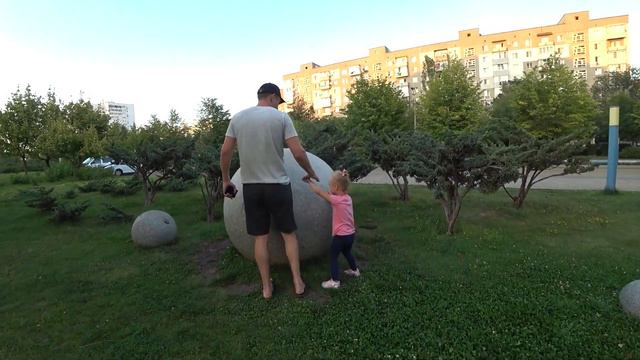 Что и кого мы сегодня нашли пока ЛЕРА Квин с папой играли смотреть онлайн