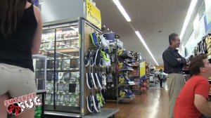 ДЕВУШКА ПЕРДИТ НА ЛЮДЕЙ