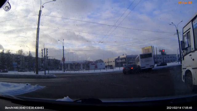 Куда ты едешь? Автобус забыл про светофоры. Жесткое столкновение. смотреть онлайн