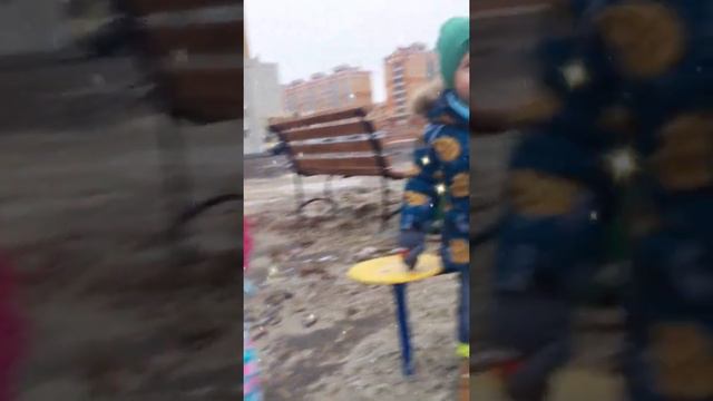 Лёша, Лада и Миша пошли гулять на площадку. смотреть онлайн