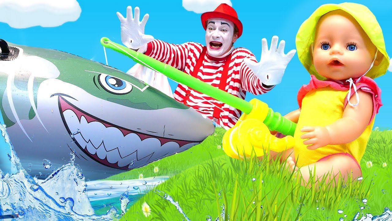 Смешное видео - Кукла Беби Бон на рыбалке! Акула в Бассейне! – Детские мультики с Baby Born смотреть онлайн