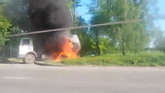 26.05.2015 Пожар на ул. Ленина около ост. "Школа интернат". Горит мусоровоз смотреть онлайн