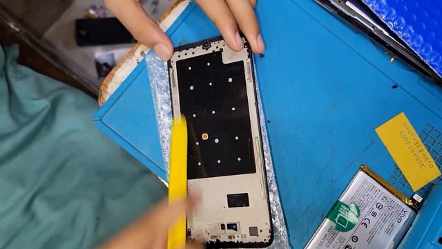 Замена экрана Repair Your Destroyed Vivo Y51 Phone with an LCD Combo Replacement смотреть онлайн