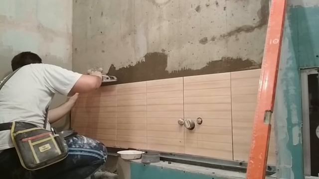 Кладка плитки в ванной - 1 часть. Разметка, раскладка и укладка первого ряда плитки смотреть онлайн