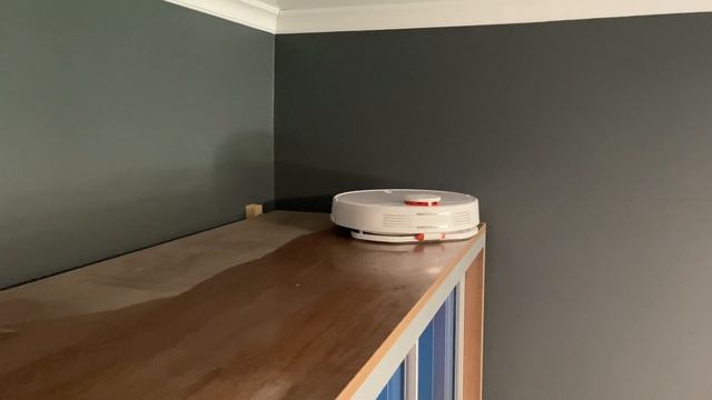 Робот пылесос xiaomi, убирает на поверхности шкафа. смотреть онлайн