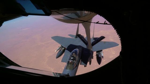 F-15 Strike Eagles Refueling смотреть онлайн