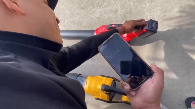 DeWalt or Milwaukee cordless blower? | sopladora inalámbrica de batería | смотреть онлайн