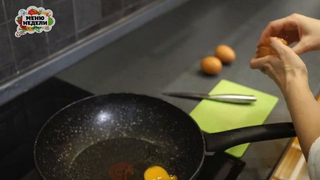 КУЛИНАРНЫЙ ЛАЙФХАК КАК ПРАВИЛЬНО РАЗБИВАТЬ ЯЙЦА ДЛЯ ЯИЧНИЦЫ ГЛАЗУНЬИ смотреть онлайн