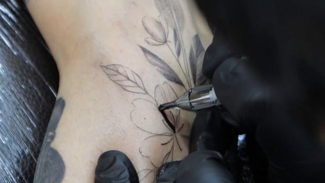 blackwork flower tattoo timelapse/블랙워크 꽃타투 타임랩스 смотреть онлайн