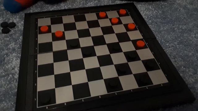 Играем в шашки. смотреть онлайн