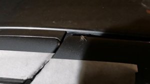 Наклеил чёрные наклейки на стойки дверей