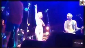 Солистка группы Ленинград Алиса Вокс разделась на сцене