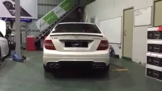 Mercedes-Benz C63 AMG | Armytrix Система выхлопа VALVETRONIC | обороты & ускорение звук! смотреть онлайн