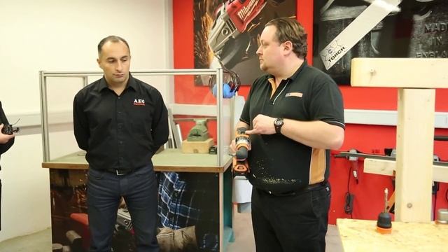 Шуруповерт AEG BSB 18 CBL в работе