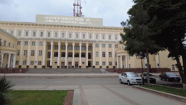 Сквер перед музеем Алишера Навои — Alisher Navoiy muzeyi oldidagi joy смотреть онлайн