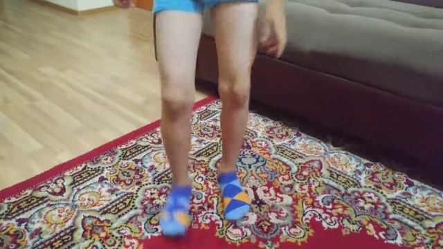 Вот как надо снимать носки... смотреть онлайн