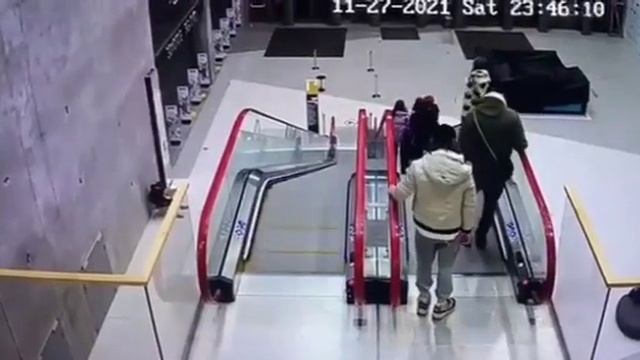 17-летняя девушка сорвалась с эскалатора смотреть онлайн
