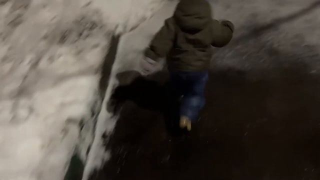 ОСТАЛСЯ ОДИН В САДИКЕ / НАС ЗАКРЫЛИ НА КАРАНТИН / VLOG от 19.01.2022 смотреть онлайн