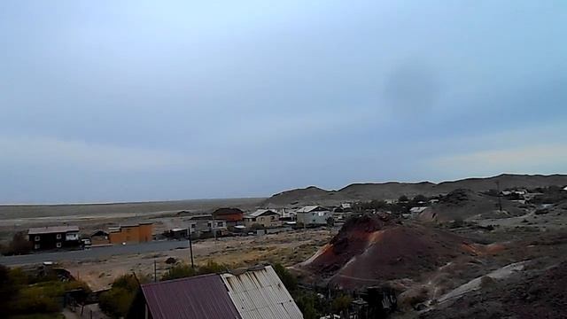 С ещё одного гранитного кресла виды на дачи, озеро и Барковский | Балхаш смотреть онлайн