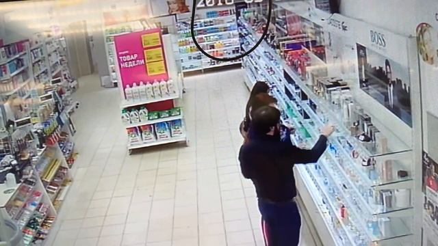 Мать учит сына воровать товар. Позор смотреть онлайн