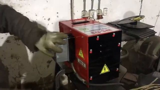 ООО «НовоТех» - чистим трансформаторную шину в лаке на КРС-125 смотреть онлайн