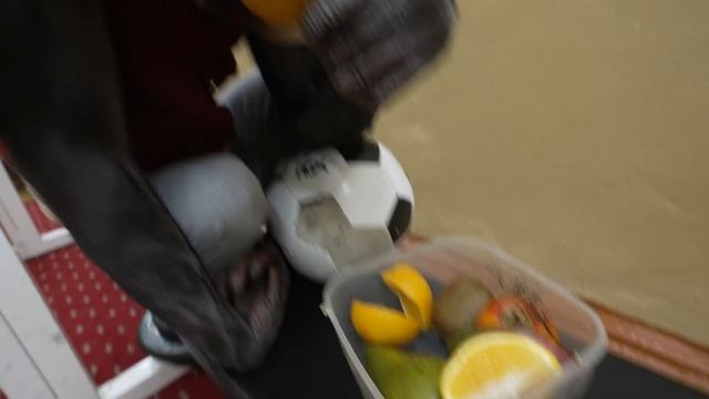 Мукбанг от шимпанзе | Шимпанзе Боня подружилась с Настей | Обезьяна нарушает правила youtube смотреть онлайн