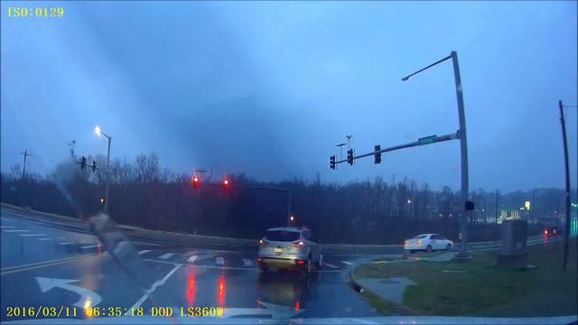 3-11-2016-A Ford red light run, no turn signal смотреть онлайн