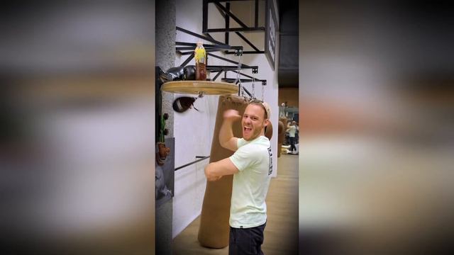Kerem Bürsin inició obras para construir una escuela en la zona del terremoto смотреть онлайн