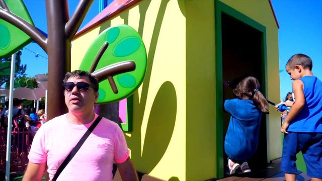 Настя и папа в парке Свинки Пеппы и Маши / Nastya and papa fun play at the theme park of Peppa toy смотреть онлайн