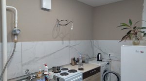 Частично окрасил стену на кухне в бежевый цвет