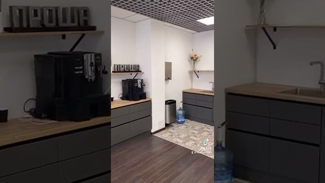 Серая матовая кухня с деревянной столешницей для офисного помещения в БЦ Атрио. Кухни Проша