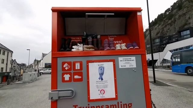 Куда выбрасывает старую одежду и обувь КАЧЕЛИ смотреть онлайн