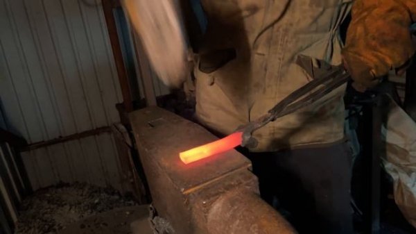 Ручная ковка быстрорежущей порошковой стали ASP2060.