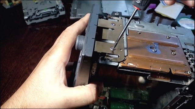 Разборка магнитолы CD70NAVI. Disassembly of the CD70NAVI radio смотреть онлайн