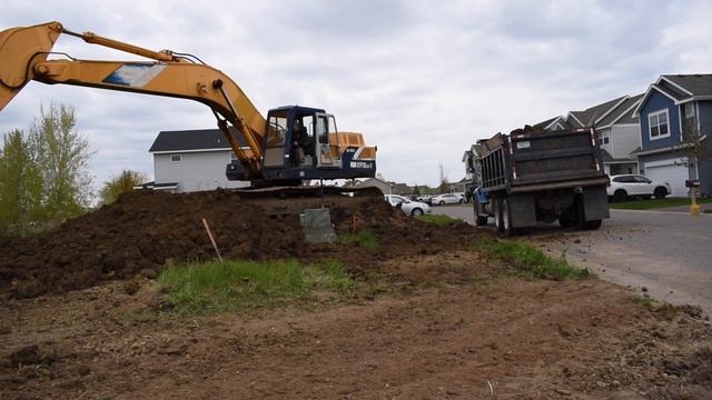 LOADING & HAULING AWAY 450 YARDS OF FILL смотреть онлайн