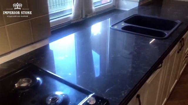 Г-образная столешница и остров из искусственного камня Vicostone Dark Emperador BQ8560 смотреть онлайн