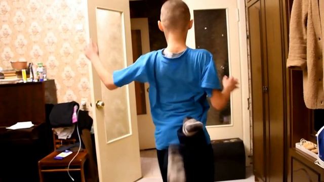 Учимся летать как Гарри Потер только без метлы, пока только до ванны получается. Видео с тренировки смотреть онлайн