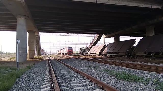 «Охрипший» ТЭП70 - 0430 с пассажирским поездом №041 Волгоград - Астрахань и приветливой бригадой смотреть онлайн