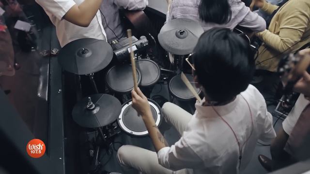 Ben&Ben perform "Leaves" LIVE on Wish 107.5 Bus смотреть онлайн