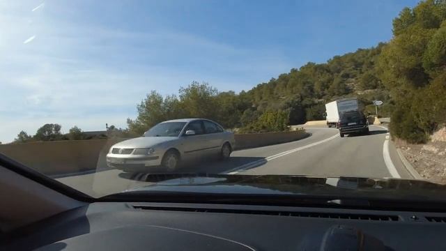 ИЗВИЛИСТАЯ и ОЧЕНЬ КРАСИВАЯ ДОРОГА С-31 из БАРСЕЛОНЫ в СИДЖЕС. CARRETERA C-31 DE BARCELONA A SITGES смотреть онлайн