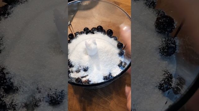 К завтраку из чёрной смородины.