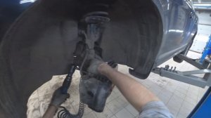 Как заменить передние тормозные диски+колодки Volvo XC60?