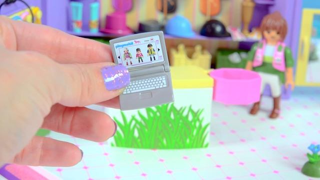 Shopping At Playmobil Horse Tack Shop with Spirit Riding Free Dolls - Video смотреть онлайн