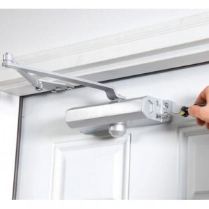 Как уменьшить усилие доводчика двери.