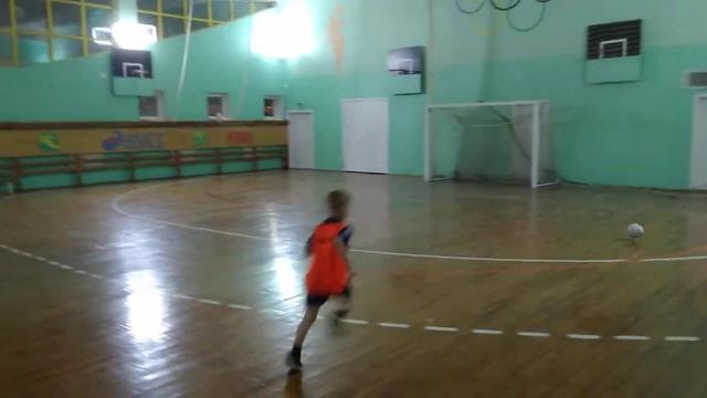 ФУТБОЛ. 2×2. СРАЗУ НЕ БЬЁМ! НАДО ДО ВОРОТ ДОБЕЖАТЬ! СМОТРИ НА МЯЧ! И ПОПАДИ ПО МЯЧУ! смотреть онлайн