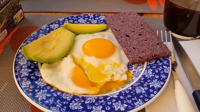 Как французы относятся к ЯИЧНИЦЕ на завтрак. Чем завтракает старшая сестра 55 лет 56 кг