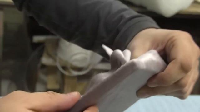 Как обтянуть УГОЛ ДЕТАЛИ тканью для мягкой мебели без морщин.